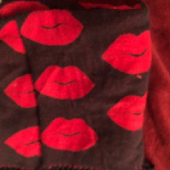 Victoria Secret red & black lip print blanket with fringe great throw - Picture 9 of 14